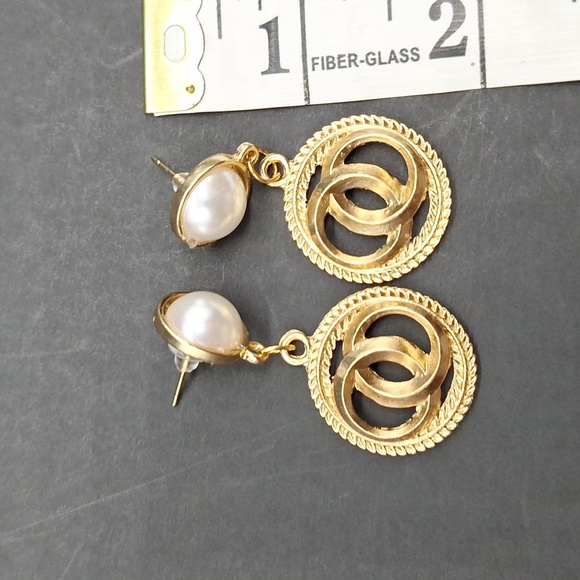 Vintage-Inspired Gold Dangle Earrings with Faux Pearl Stud & Rope Frame - Picture 4 of 6